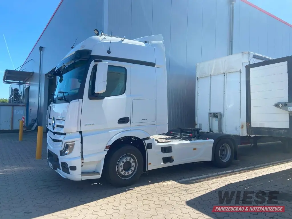 Mercedes Benz SZM Actros von Wiese Trailer Rent in Petershagen mieten ab 2950.00€