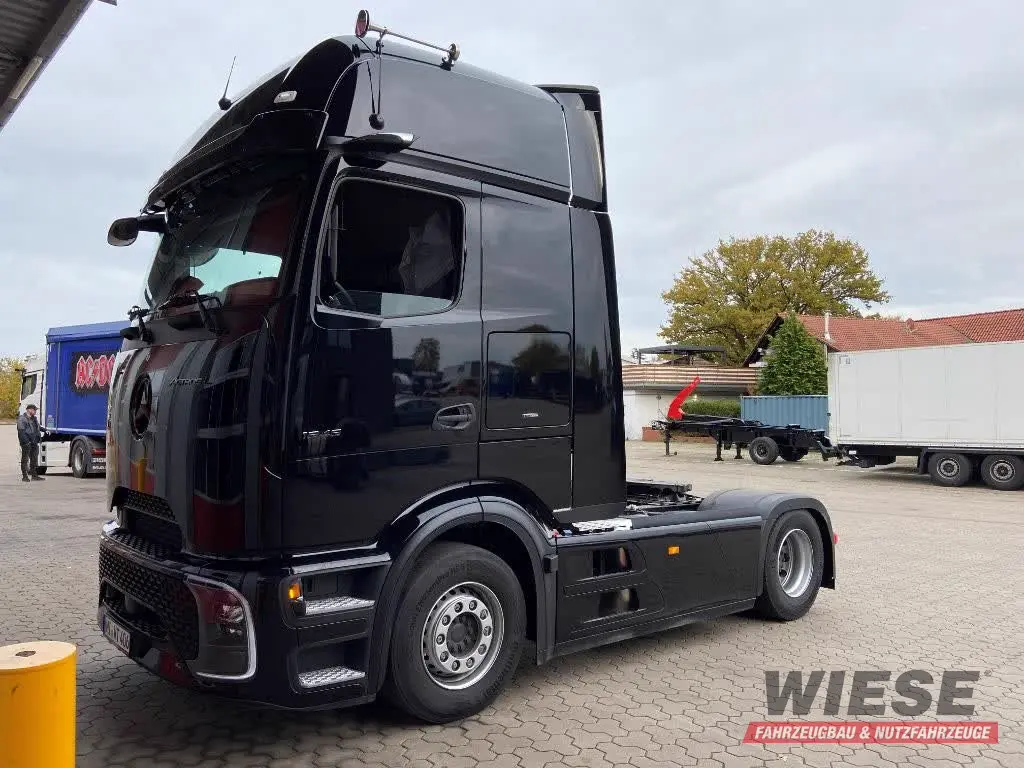 Mercedes SZM von Wiese Trailer Rent in Petershagen mieten ab 2950.00€