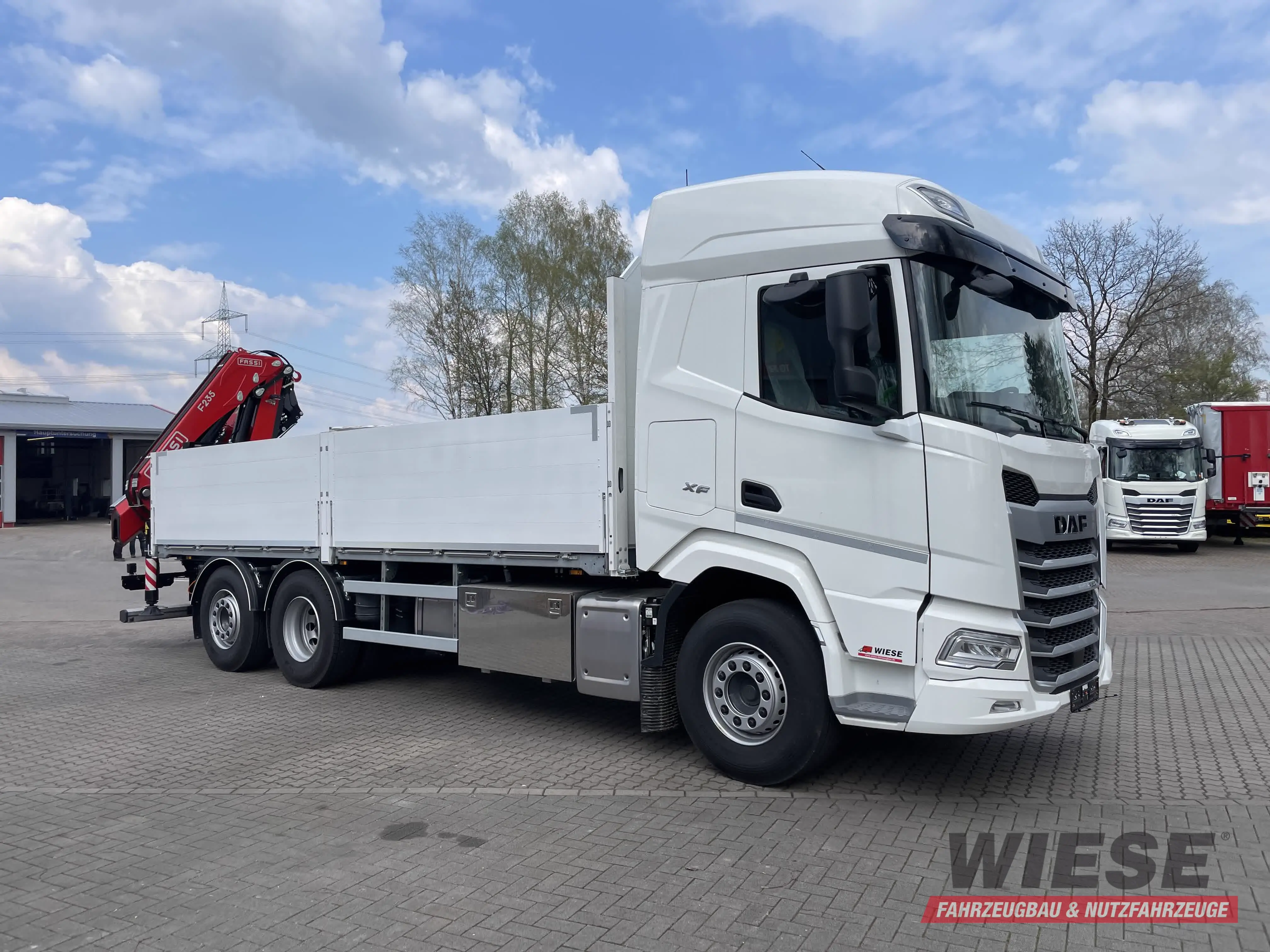 DAF Baustoffpritsche mit Fassi Ladekran F235 von Wiese Trailer Rent in Petershagen mieten ab 4025.00€
