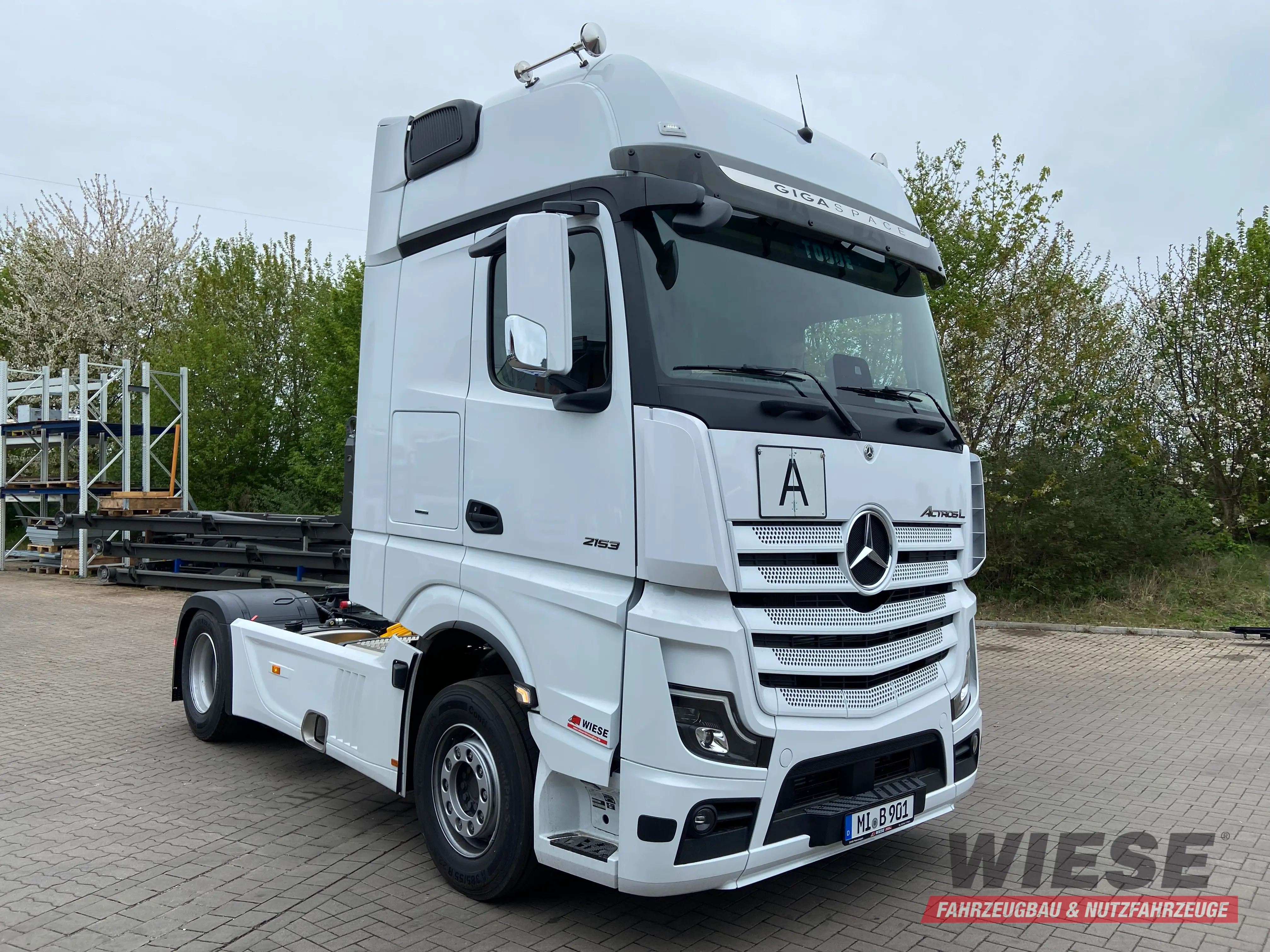 Mercedes SZM von Wiese Trailer Rent in Petershagen mieten ab 3150.00€