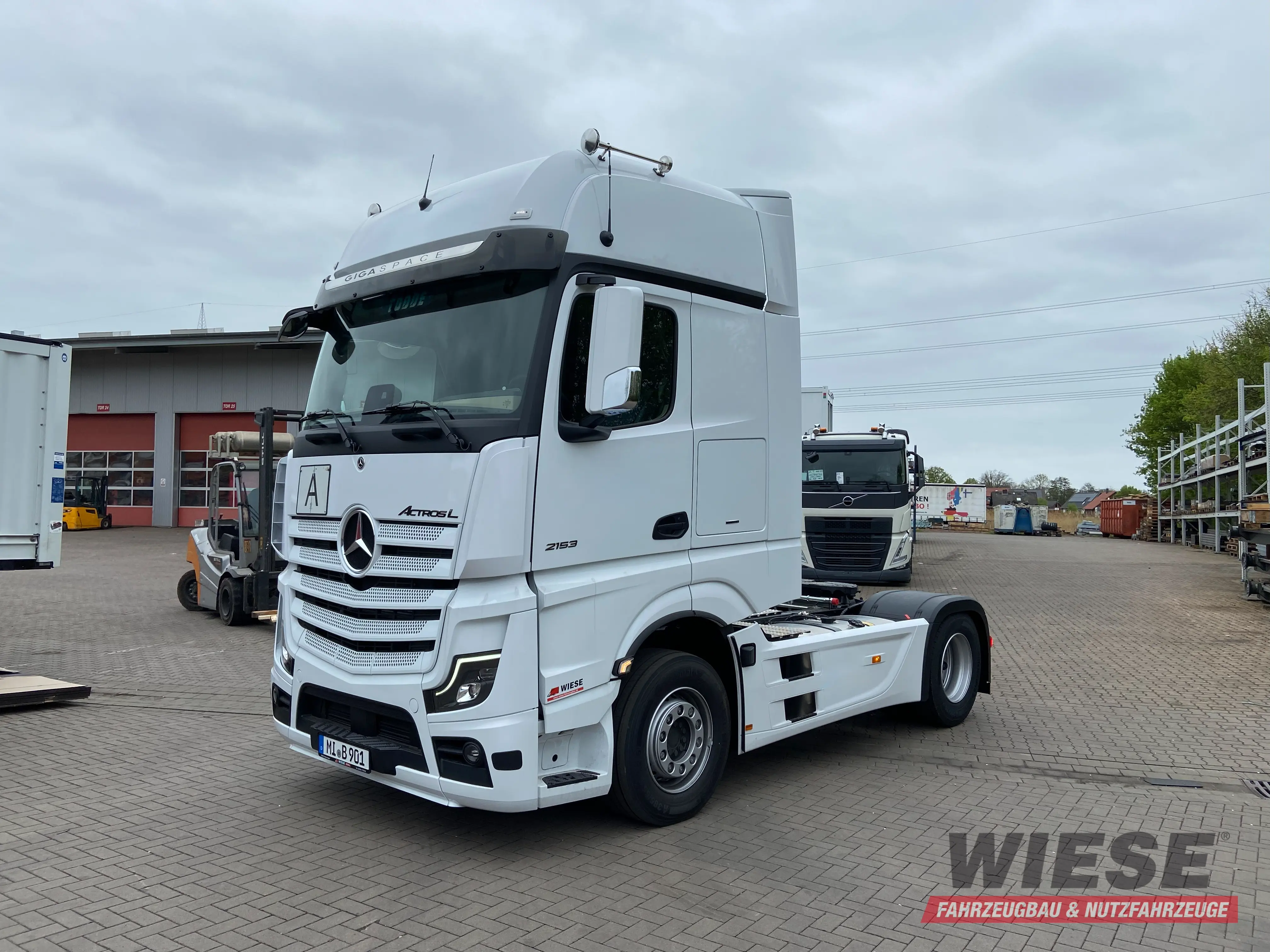 Mercedes SZM von Wiese Trailer Rent in Petershagen mieten ab 3150.00€