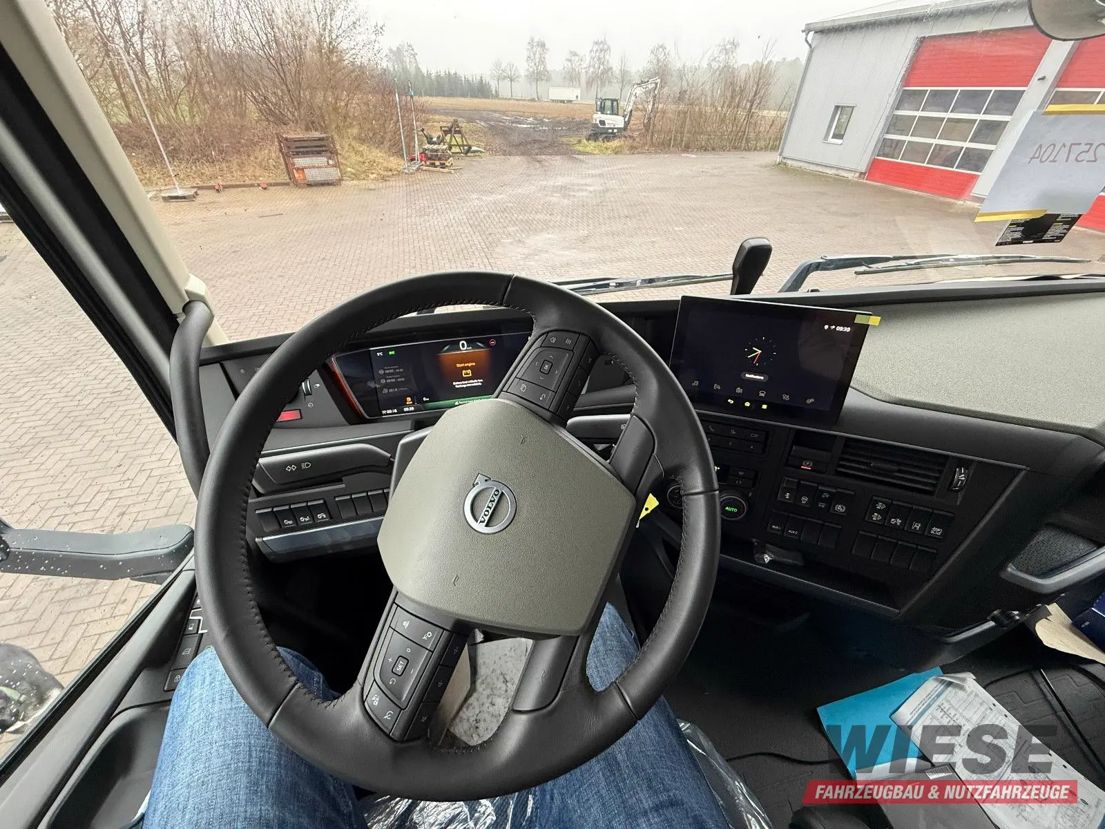 VOLVO LKW  Arbeitsbühnentransporter von Wiese Trailer Rent in Petershagen mieten ab 4185.00€