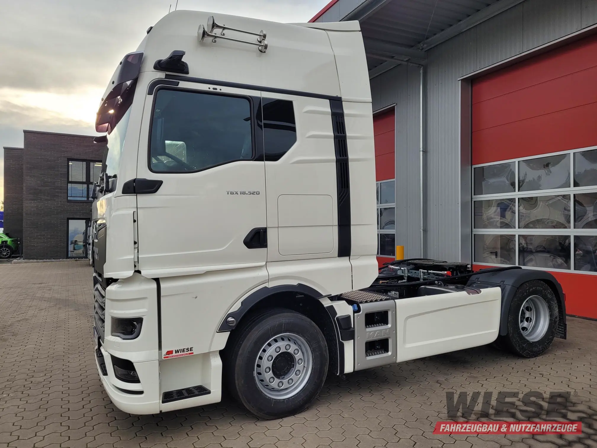MAN Sattelzugmaschine von Wiese Trailer Rent in Petershagen mieten ab 3200.00€